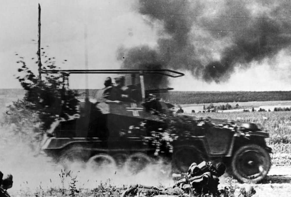 Sdkfz_250-3_in_action.jpg