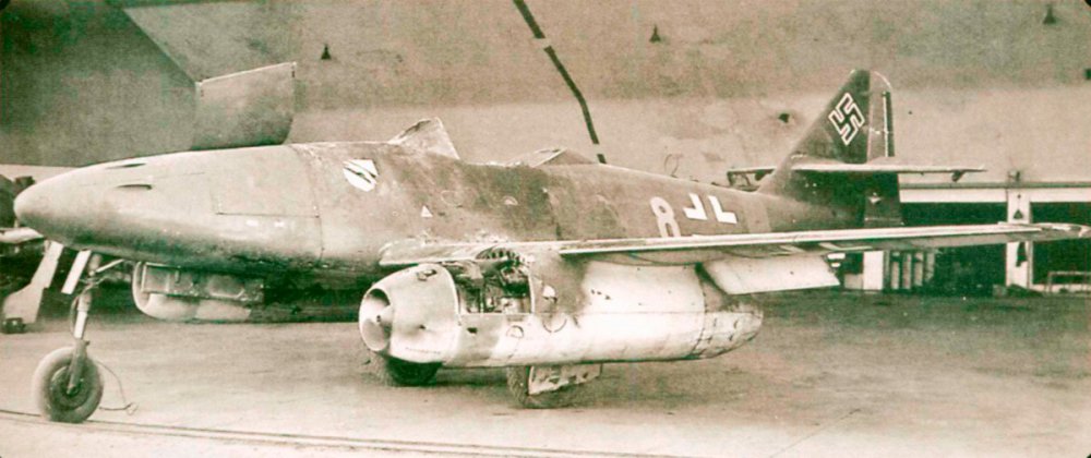 Messerschmitt-Me-262A1a-3.JG7-Yellow-8-WNr-112365-Germany-1945-01.jpg