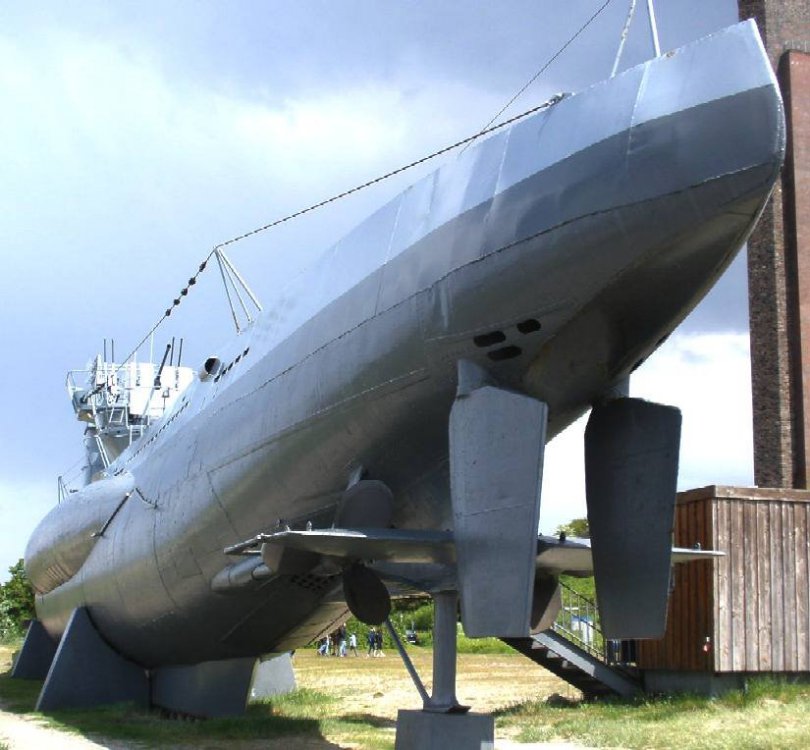 U_Boat_U995_twin_propellers_rudders_aft_German_World_War_Two_submarine_das_boot(1).JPG