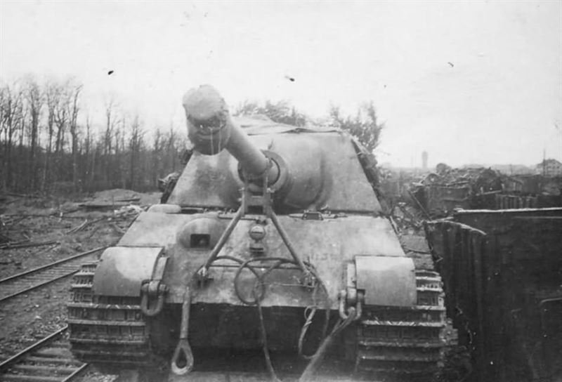 Jagdtiger-of-Schwere-Panzerjager-Abteilung-653-Steinweiler-Pfalz-1945.-Tank-destroyer-being-transported-on-rail-car..jpg.81303b7ebf1abc683a6a058c057db8ae.jpg