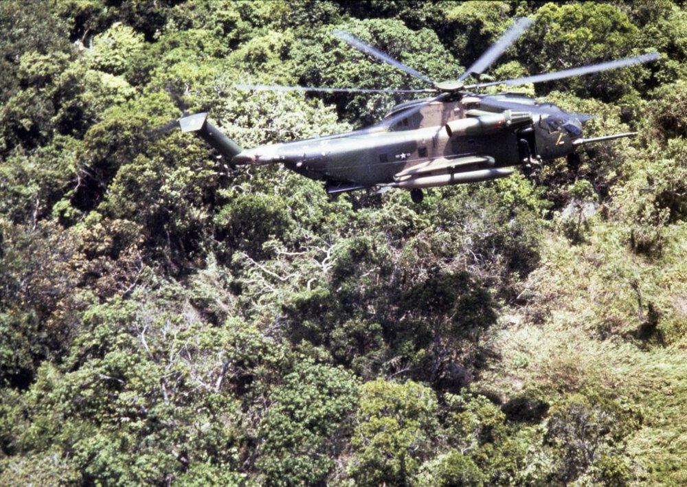 HH-53C_hoisting_man_out_of_jungle.thumb.jpg.609d79fc1ce35691530b5240512f73d6.jpg