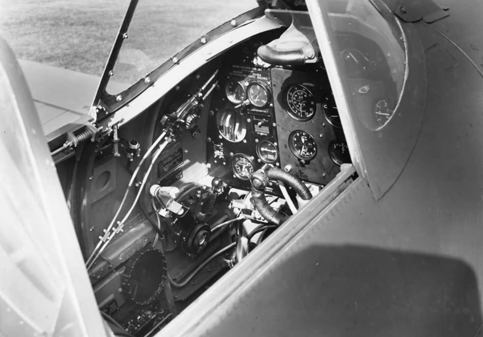 Spitfire_Mk_IIa_cockpit.jpg.d405900177156ab2e155dcc1a09faf49.jpg