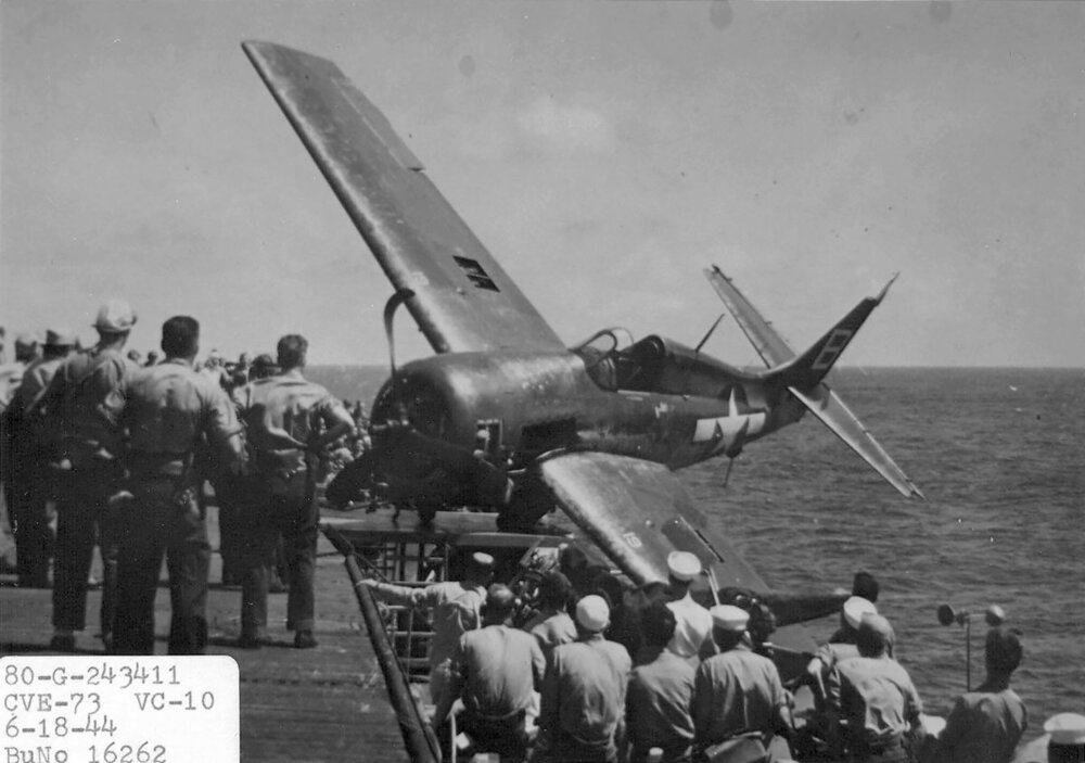 FM-2-Wildcat-VC-10-White-B19-landing-mishap-CVE-73-USS-Gambier-Bay-1945-02.thumb.jpg.221ae3a5a4e809d77cc5398418324cb5.jpg