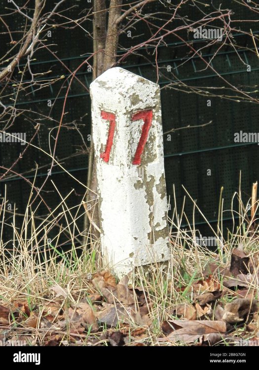 english-hectometer-stone-of-the-french-railways-this-one-is-preserved-in-the-rail-trail-la-coulee-verte-in-colombes-france-franais-borne-hectomtrique-de-chemin-de-fer-en-france-celle-ci-est-conserve-dans-la-coule-verte-de-colo.jpg