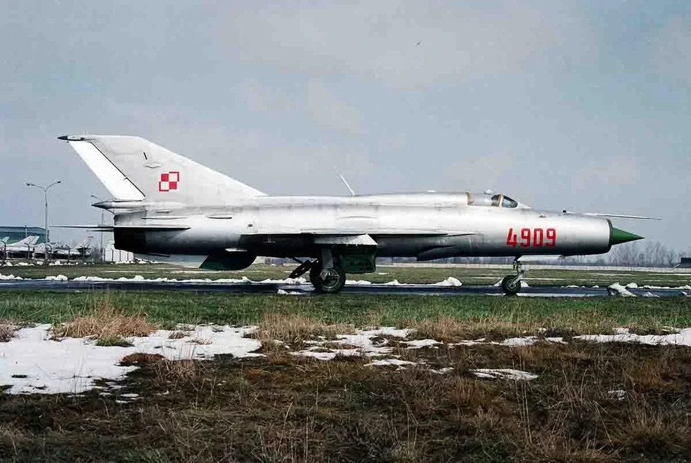 1850752378_MiG-21PFM_Ole3Fnica_04.1993r._fot.W.H..thumb.webp.a953cac5ab0400bbe4810f2d92e44ec3.webp