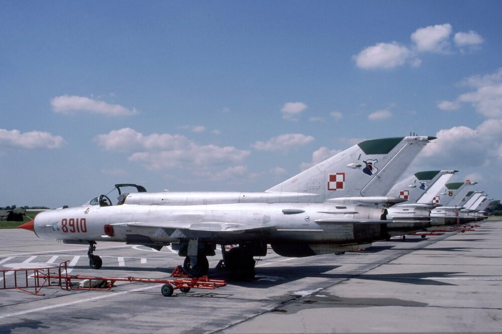 MiG-21bis_Polish_Navy_(24376434896).thumb.jpg.1d71ce43efd9ab0c433e00102496aa47.jpg