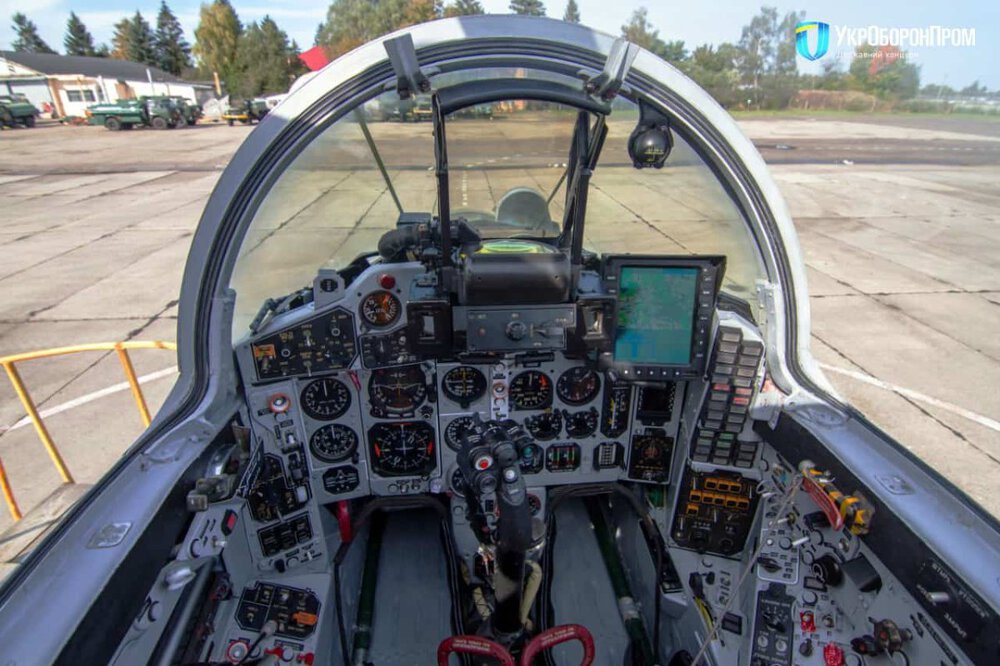 Kabina-pilota-modernizovanogo-vynyshhuvacha-MiG-29MU1.jpg