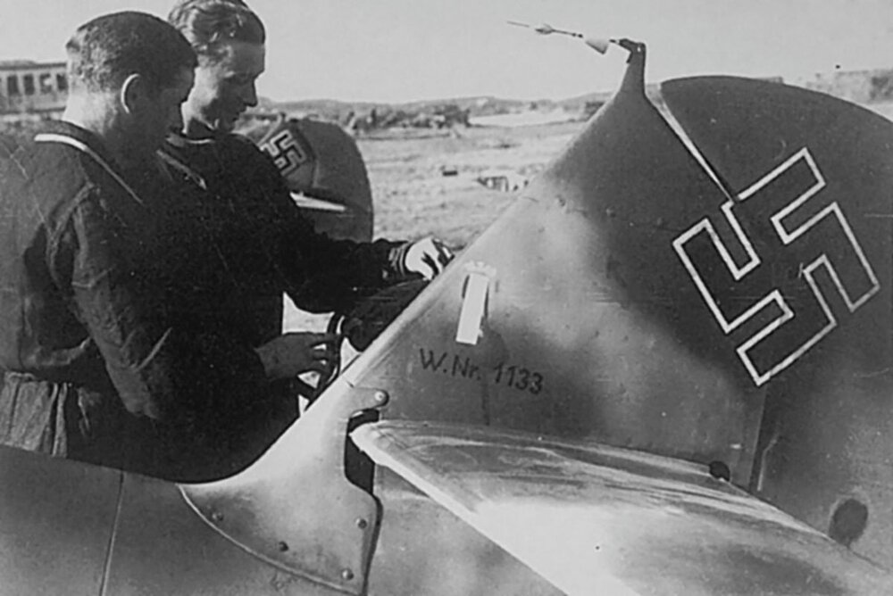 Messerschmitt-Bf-109E3-4.JG51-White-1-Josef-Fozo-WNr-1133-tail-section-France-1940-01.jpg