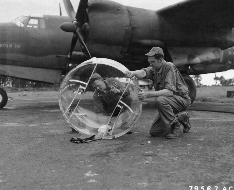 41-34786-B-26C-Marauder-8AF-323BG456BS-WTO-Buffalo-Gal-ground-crew-fit-the-top-turret-canopy-England-24-July-1943-01.thumb.jpg.09309e4bbd4f9e151644ec535659a997.jpg