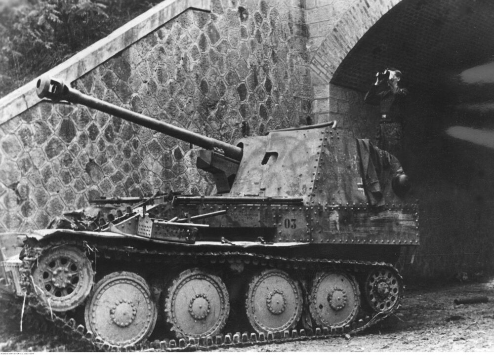 Niemiecki_niszczyciel_czołgów_Marder_III_Ausf._M_na_froncie_włoskim_(2-2349).jpg