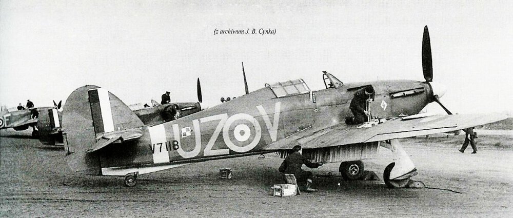 Hurricane-I-RAF-306Sqn-UZV-V7118-with-UZD-V7743-and-UZF-R4101-Ternhill-England-Mar-1940-02.jpg