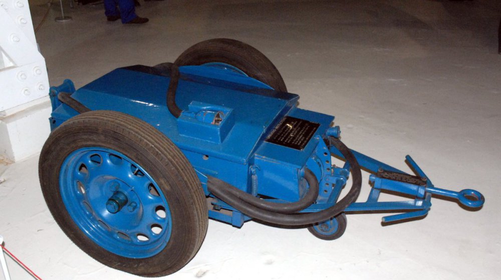 Accumulator_trolley,_Royal_Air_Force_Museum,_Hendon._(23169500074).jpg