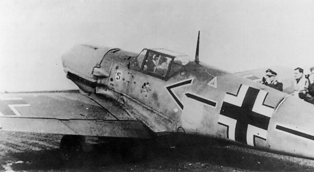 Messerschmitt-Bf-109E4-Stab-JG26-Adolf-Galland-WNr-5819-Le-Touquet-Apr-1941-02.jpg.1082d507e54dd3920c2a3c11af09720b.jpg