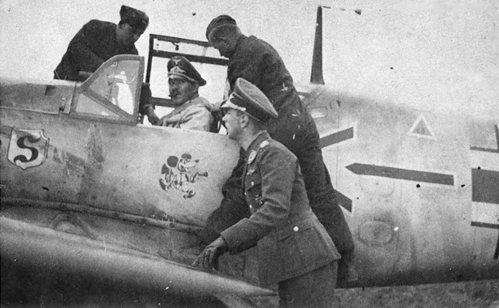 Messerschmitt-Bf-109E4-Stab-JG26-Adolf-Galland-WNr-5819-with-Werner-Molders-France-1940-01.jpg.91bd0bf8fc1ecc464a18ff0dc25a7c9f.jpg