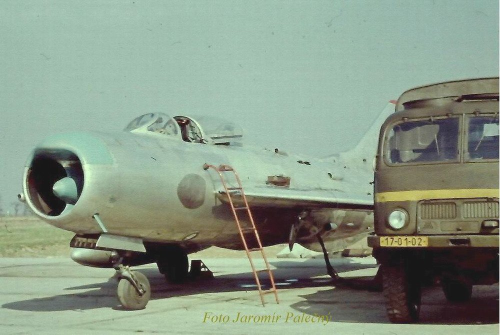 11._slp_HOTOVOST_MiG-19P_a_T_805_17-01-02__Foto_J._Pale_n__.jpg.85371303261e64c18a95b9030eb8c5a7.jpg