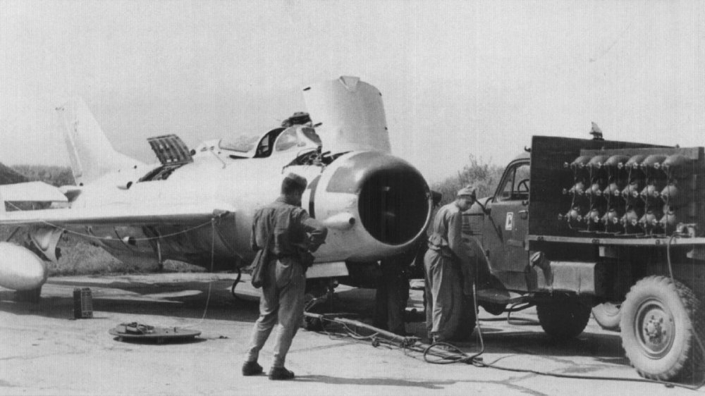 Mig19P.bułgaria.1966-7.gaz-63.18IAP lotnisko Dobroslavtsi koło Sofii.jpg