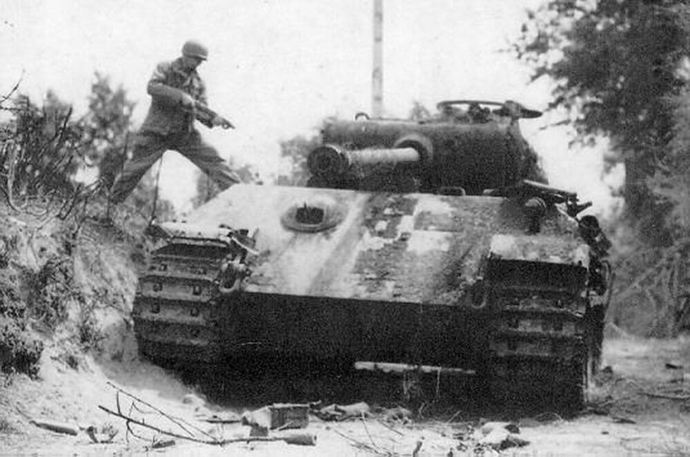 American Soldier Inspects Panther Ausf A.jpg