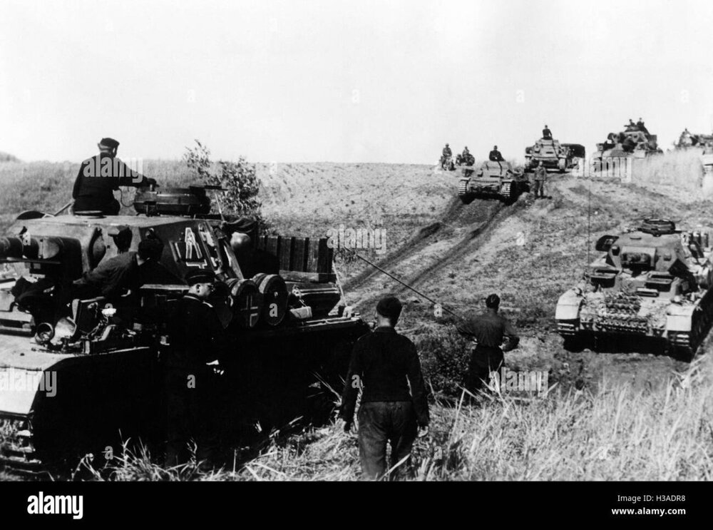 german-armored-unit-on-the-eastern-front-1941-H3ADR8.thumb.jpg.35b37e3087236bd2a6079f185617d731.jpg