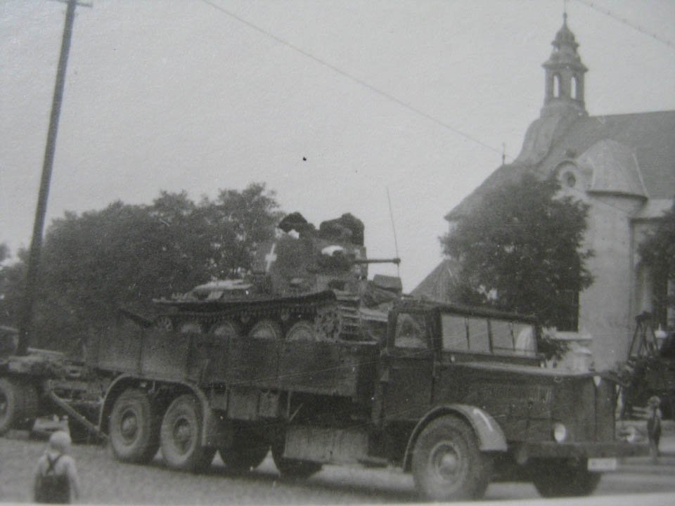 Faun-L900-loaded-with-Pz-38-t-Poland-1939.jpg.190ad5340ea7ca00f5e431b307e44278.jpg