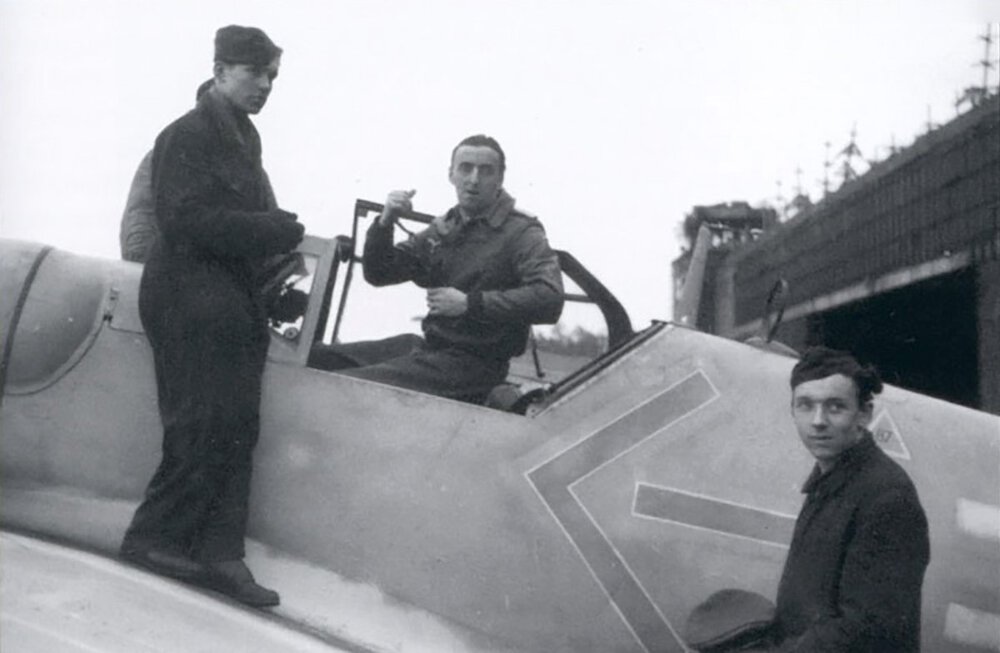 Aircrew-Luftwaffe-JG11-ace-Herman-Graf-with-his-Bf-109G6-ebay3.thumb.jpg.a9ce1c8b8e3d47f700a25b528f397a98.jpg