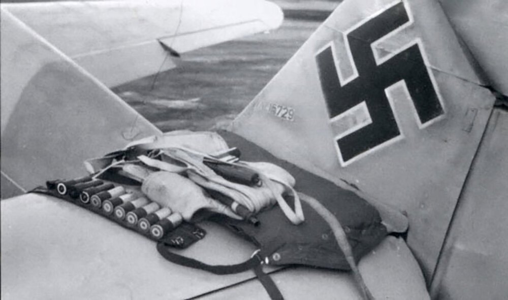 Aircrew-Luftwaffe-JG11-ace-Herman-Graf-with-his-Bf-109G6-ebay6.thumb.jpg.5a8f37bb3937bc3cdcfbe4aa6b0cddbd.jpg