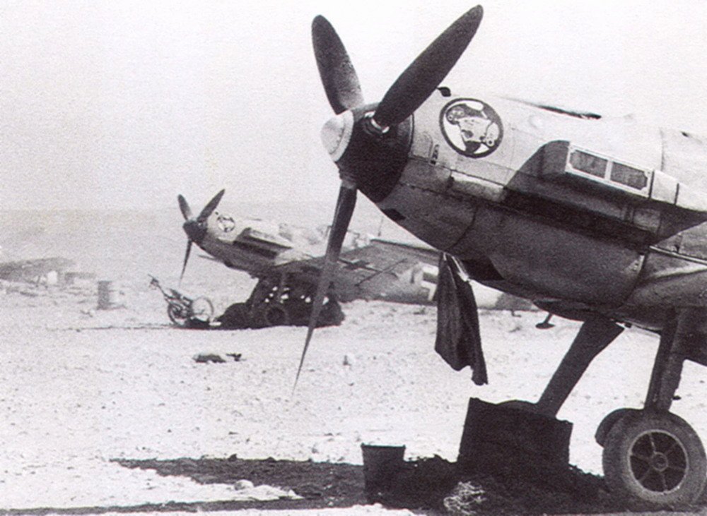 Messerschmitt-Bf-109E7Trop-1.JG27-White-1-Wolfgang-Redlich-getting-mission-ready-Libya-1941-04.jpg.ecbb950a570eb37043a9fedd98b8fc0e.jpg