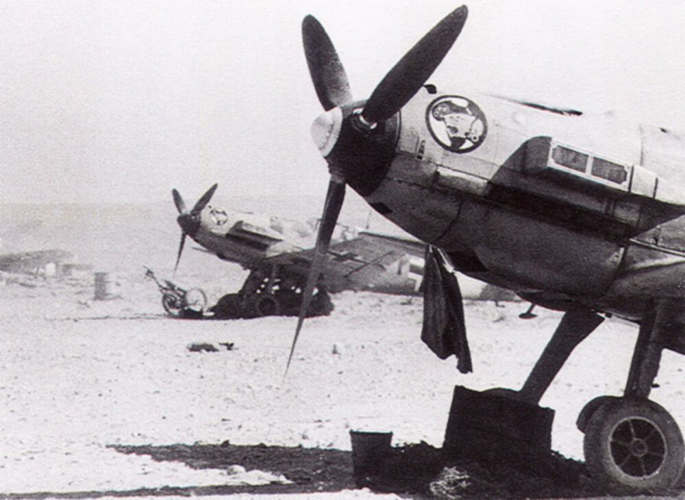 Messerschmitt-Bf-109E7Trop-2.JG27-Black-1-Fritz-Keller-background-North-Africa-1941-02.thumb.jpg.a5d1900e63a4af23414ad2a4a14c3a96.jpg