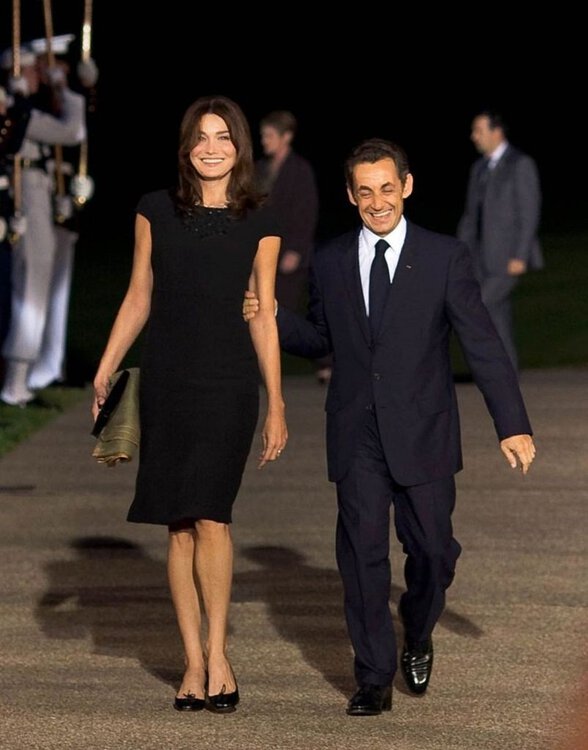 800px-Nicolas_Sarkozy_and_Carla_Bruni_at_Pittsburgh_G20_Summit.thumb.jpg.7d7eb191dbae50b87d44c710bc22140d.jpg