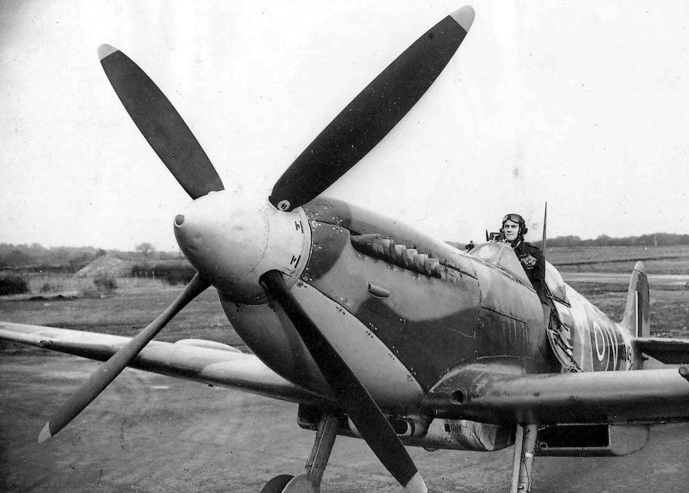 supermarine-spitfire-mk-ix-fighter-02.thumb.png.421d78d67438e3ae0f50b443bd5801c9.png