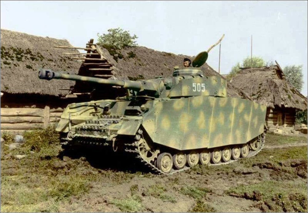 01_Bundesarchiv_Bild_101I-088-3734A-19A,_Russland,_Panzer_IV_Recolored.jpg