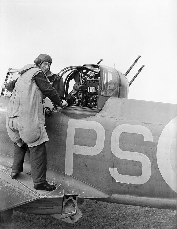 736877422_834px-An_air_gunner_of_No._264_Squadron_RAF_about_to_enter_the_gun_turret_of_his_Boulton_P-_at_Kirton-in-Lindsey_Lincolnshire_August_1940._CH874.thumb.jpg.921de52444cb36b2a96ffeb90a197232.jpg