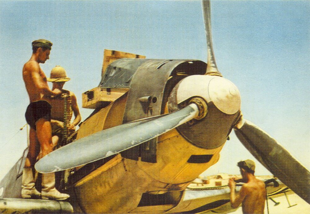 Messerschmitt-Bf-109E7Trop-ordnance-JG27-Amourers-reloading-Gazala-North-Africa-1941-01.thumb.jpg.b48390ecdcfbd516e323d9df47aeefdd.jpg