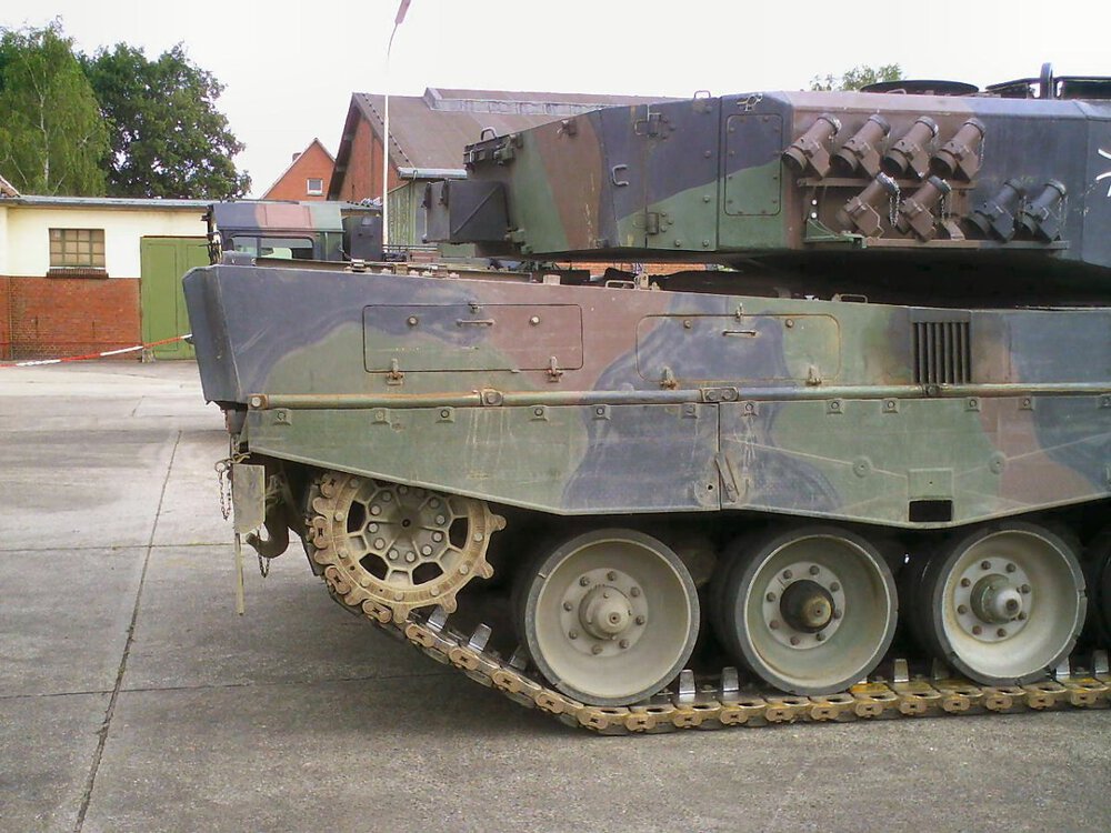 leopard_2a4_02_of_18.thumb.jpg.0b793be31b626bd4090a0154ce112b28.jpg