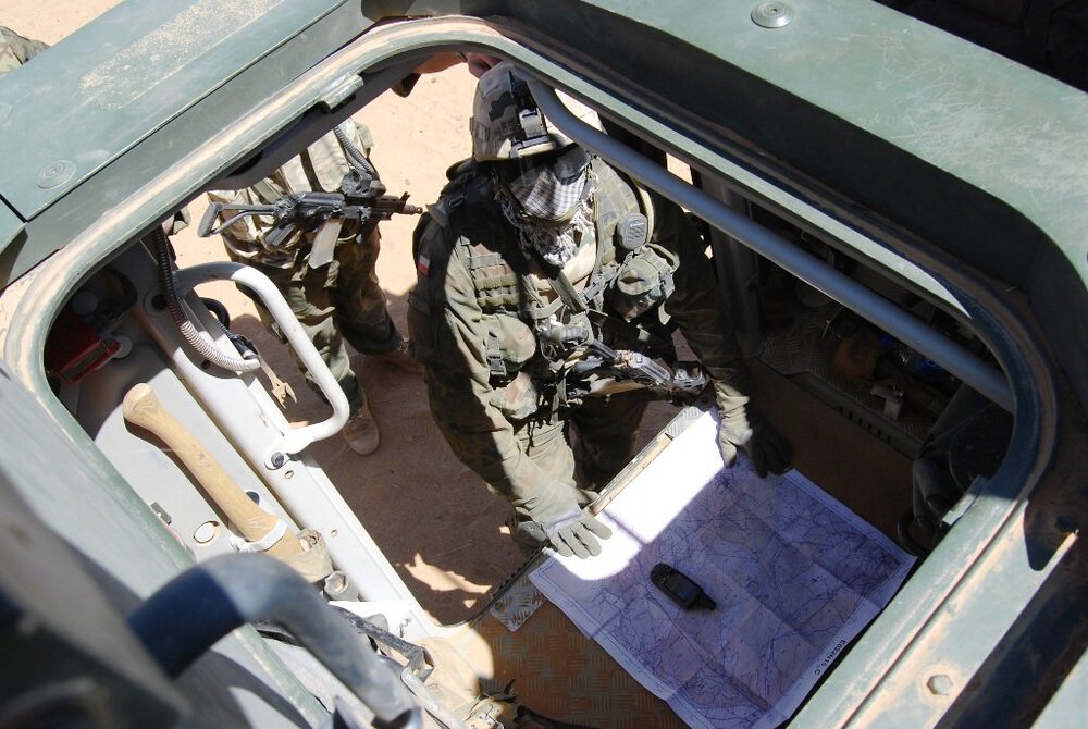 EUFOR,_2009-03-09,_wnętrze_KTO_Rosomak.jpg