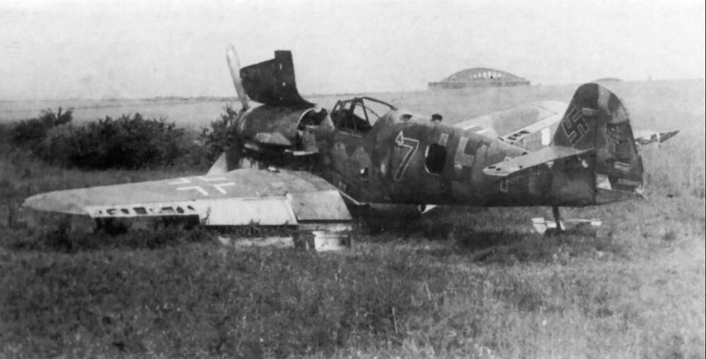 Messerschmitt-Bf-109K4-12.JG27-Blue-7-bar-Prague-Germany-1945-03.thumb.jpg.b99d24c5c92aafc5ad42161686eadd9b.jpg