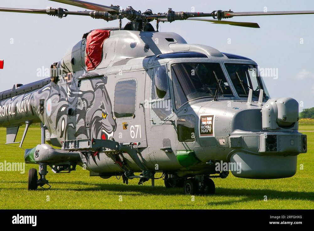 westland-wg-13-lynx-hma8das-helicopter-xz722-of-the-royal-navy-black-cats-display-team-at-duxford-for-an-airshow-black-cat-artwork-2RFGHXG.jpg