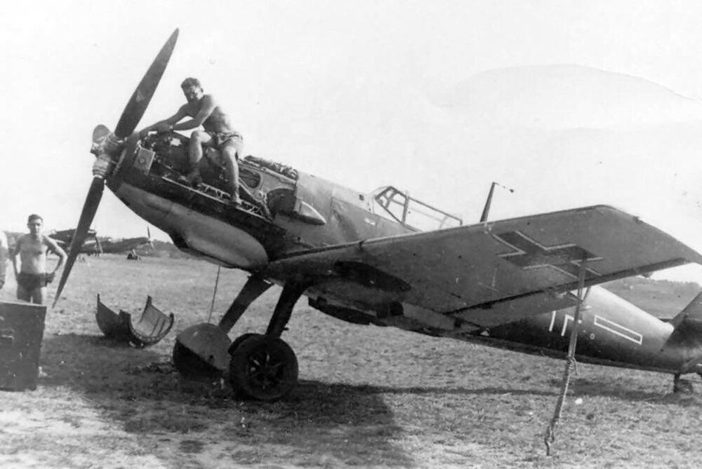 Messerschmitt-Bf-109E1-II-Gruppe-aircraft-showing-early-camouflage-Germany-1939-01 — kopia.jpg