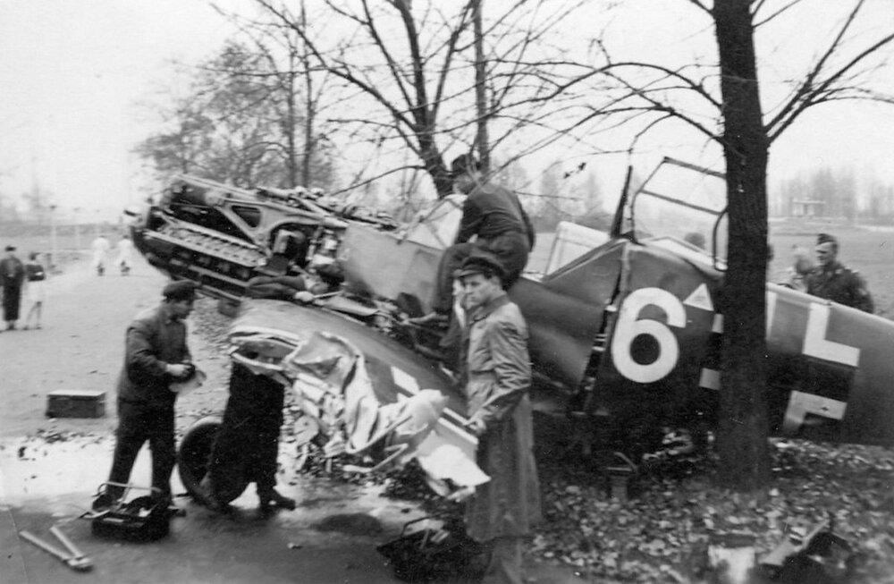 Messerschmitt-Bf-109E1-unknown-White-6-after-crashing-into-trees-eBay-01.thumb.jpg.2f87db772230ce2f5d717e1b5a3358f3.jpg