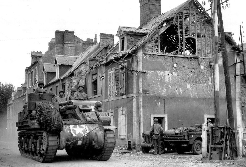 M7 Priest Carentan 2AD-14FA.jpg