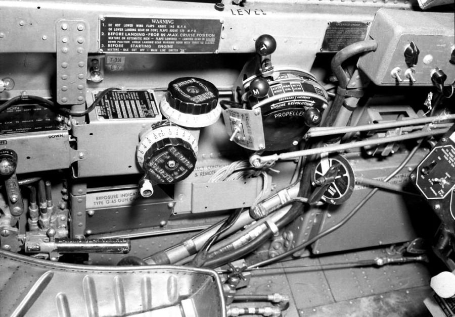 Curtis-P-40-Kittyawk-throttle---MIKAN-No--3582032.jpg.27d7492da73ddbbba244e5be54059397.jpg