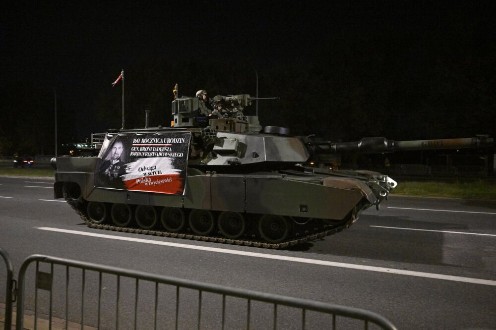 GROT z banerem.jpg