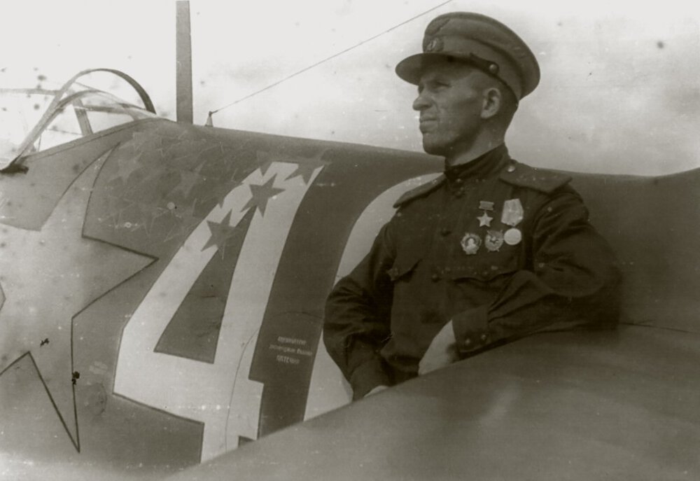 Lavochkin-La-5F-116IAP-White-40-with-Pyotr-Nikiforovich-Belyasnik-Moscow-Aug-1943-03.thumb.jpg.8c4f80669ec81e209a4b0158d2d91237.jpg