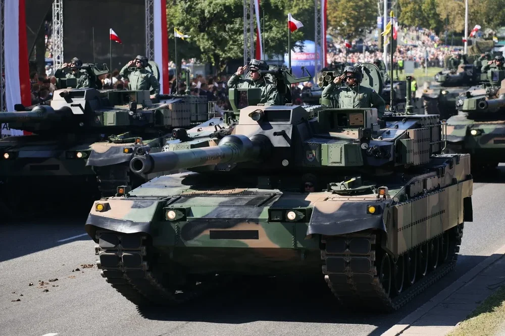 SZCZYPIOR-04 i TANKIETKA-03 defilada.webp