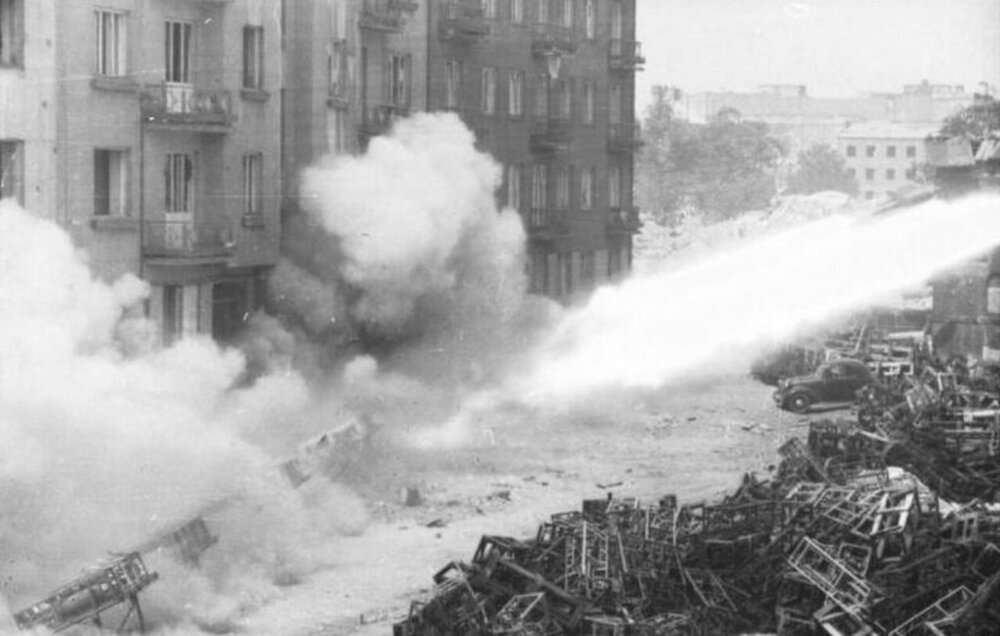 Bundesarchiv_Bild_101I-696-0426-14,_Warschauer_Aufstand,_Raketenwerfer-Einsatz.jpg