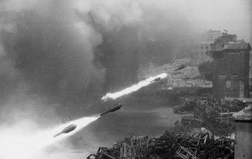 Bundesarchiv_Bild_101I-696-0426-15,_Warschauer_Aufstand,_Raketenwerfer-Einsatz.jpg