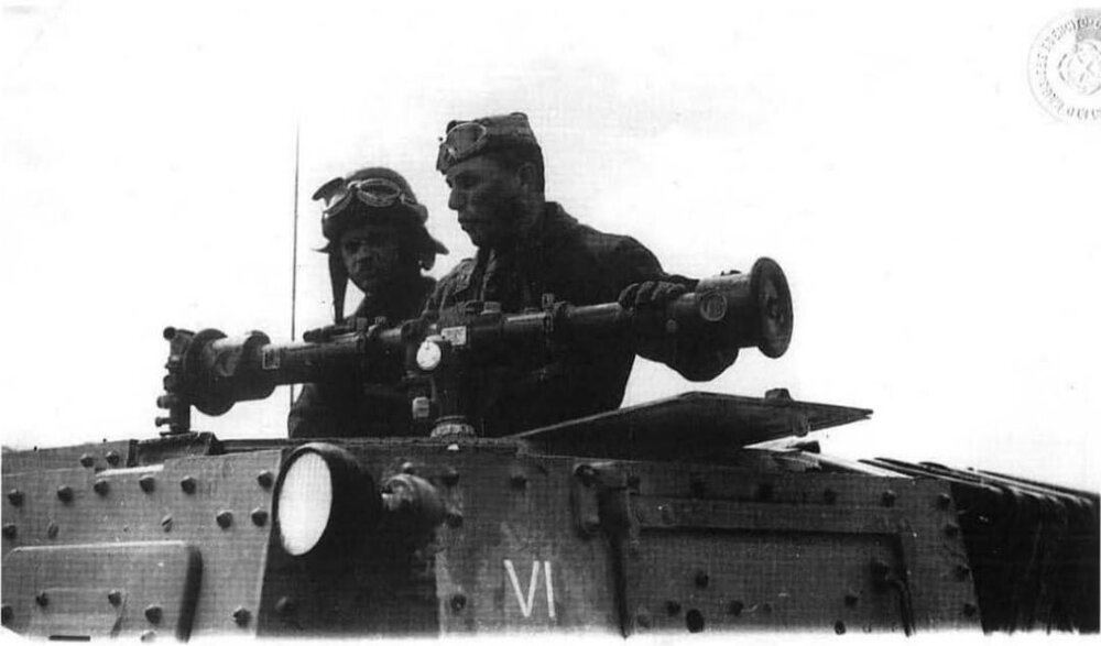 carro-comando-m40-with-a-stereoscopic-rangefinder-v0-gsneg84d60tc1.thumb.jpeg.287138848ff03bbc0fb981b4b122dc00.jpeg
